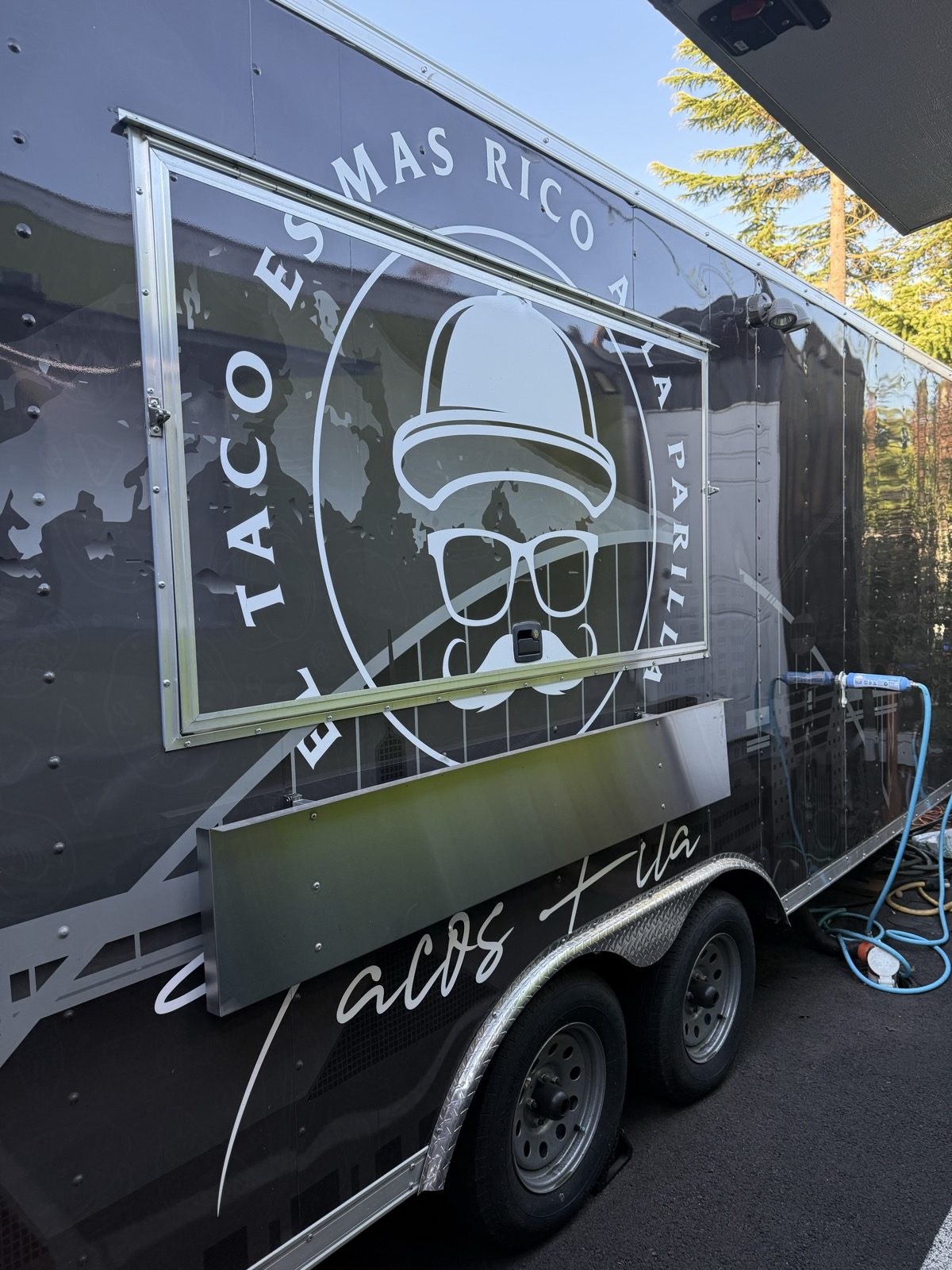 "El taco es más rico a la parrilla" — the taco is tastier grilled. Their words, and they're right.