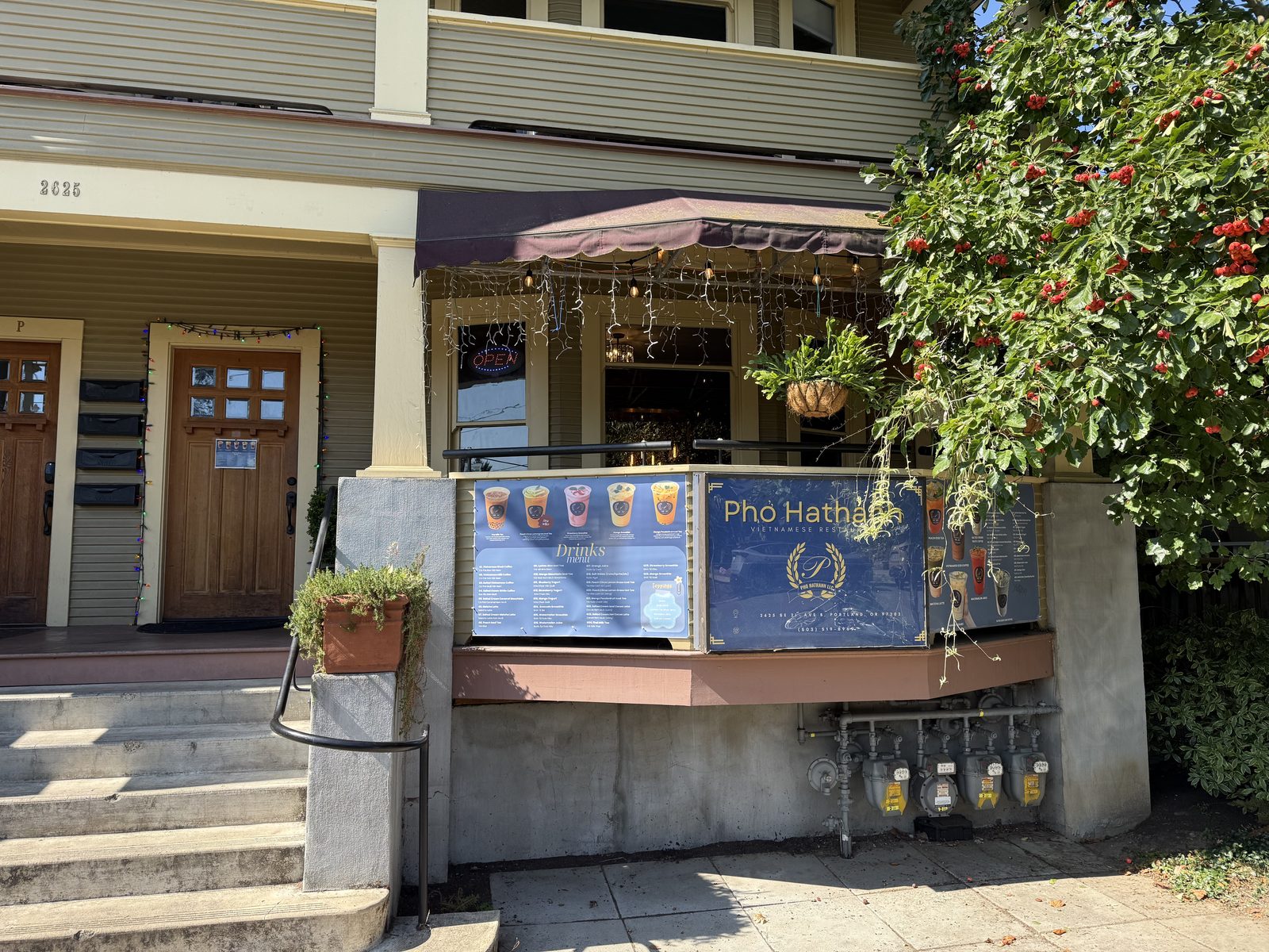 The house Pho Hathanh operates out of. The drinks board out front covers boba and Vietnamese coffee; the food menu is inside.