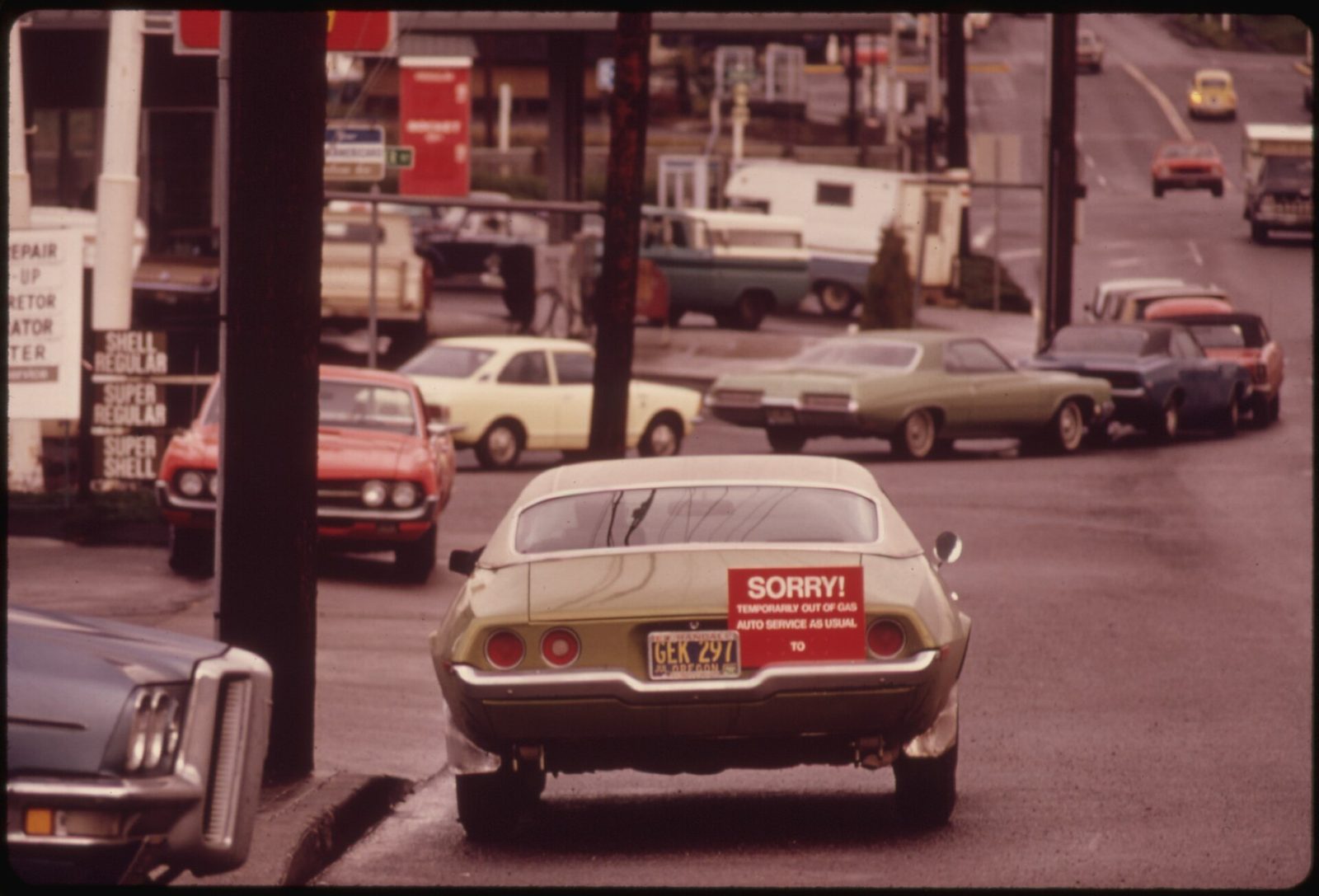 Portland, December 1973, two months into the Arab embargo. The Fed raised rates three points into this and then cut four and a half as the recession arrived. Photo: David Falconer, DOCUMERICA, Nati…